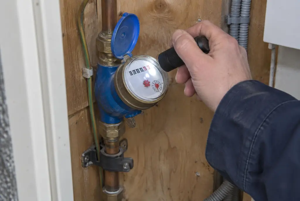 Lekdetectie Wormerveer – watermeter in de meterkast controleren met een zaklamp